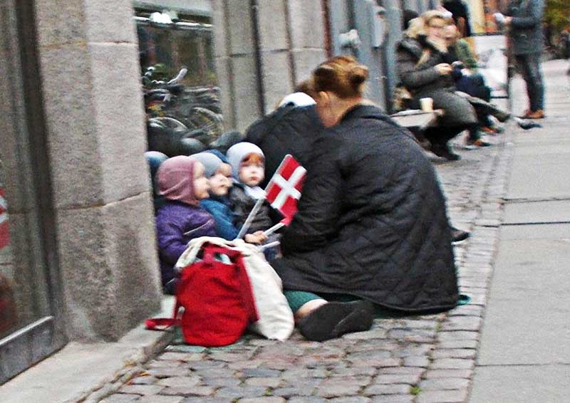 Данци се слободно понашају, нису размажени, тако да им је нормално да седну на тротоар. Такође, скромност им је у крви,Данац и ако је богаташ, то се неће на њему видети.