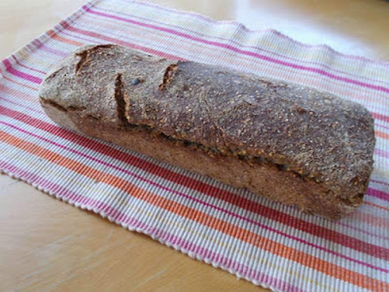 Хлеб одмах након печења се хлади на влажној крпи