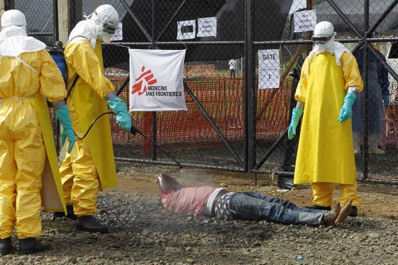Прскање дезинфекционим средством палог у Африци, ради се о еболи