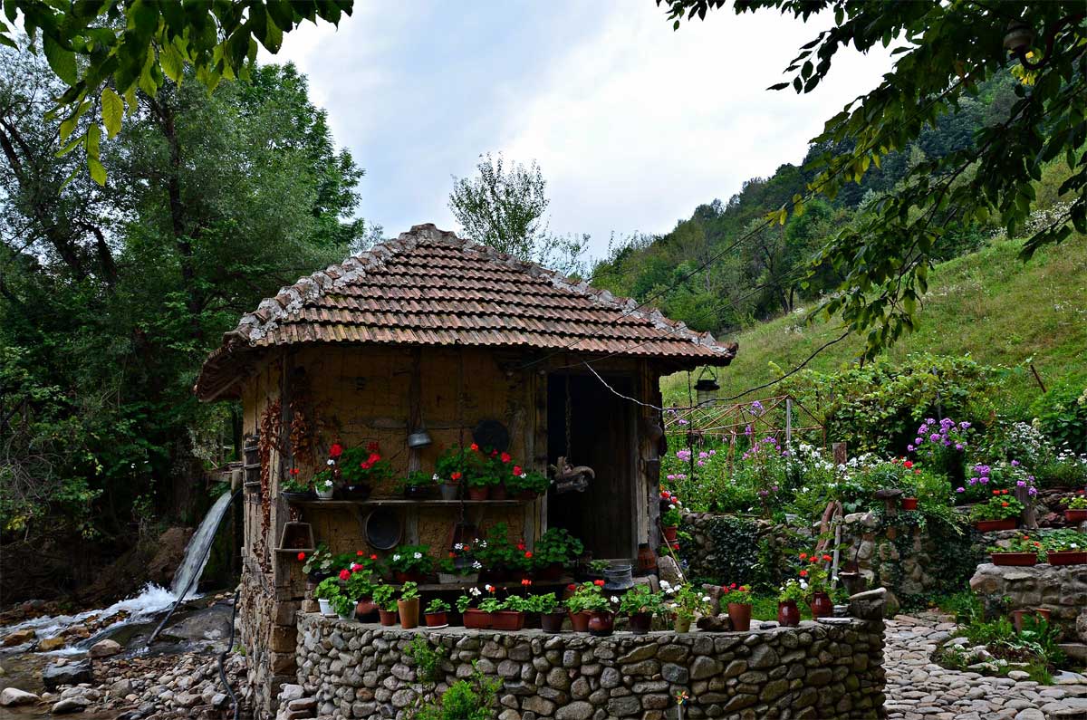 Класични пример старе Српске градње, где је кућа од блата (може бити и плетара изнутра) а подлога од камена. Све материјал доступан ту у непосредној близини. И сваки део простора је корисно употребљен, како за украс, тако и за одлагање ствари за свакдневне потребе. Наравно, кров је на тзв. четири воде, или како ја волим да кажем, пирамида.