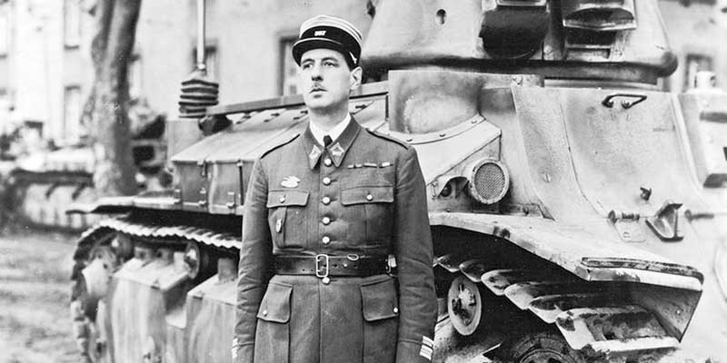 Пуковник Шарл де Гол, испред своје тенковске јединице, Француска 1940.