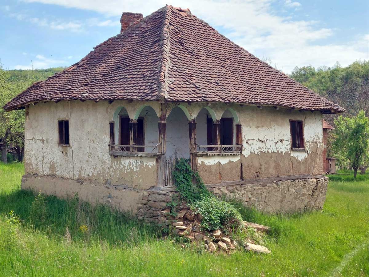 Ово је школски пример српске куће моравског типа, где се на својеврстан начин комбинује камен, дрво, земља и добија једна врло лепа и удобна грађевина за живот и рад. Посебно је наглашена тераса, где су улази, седи, ради. Тај простор је вероватно најважнији јер се највећи део године проводи упправо ту, зато и јесте простран, да задовољи разне намене.