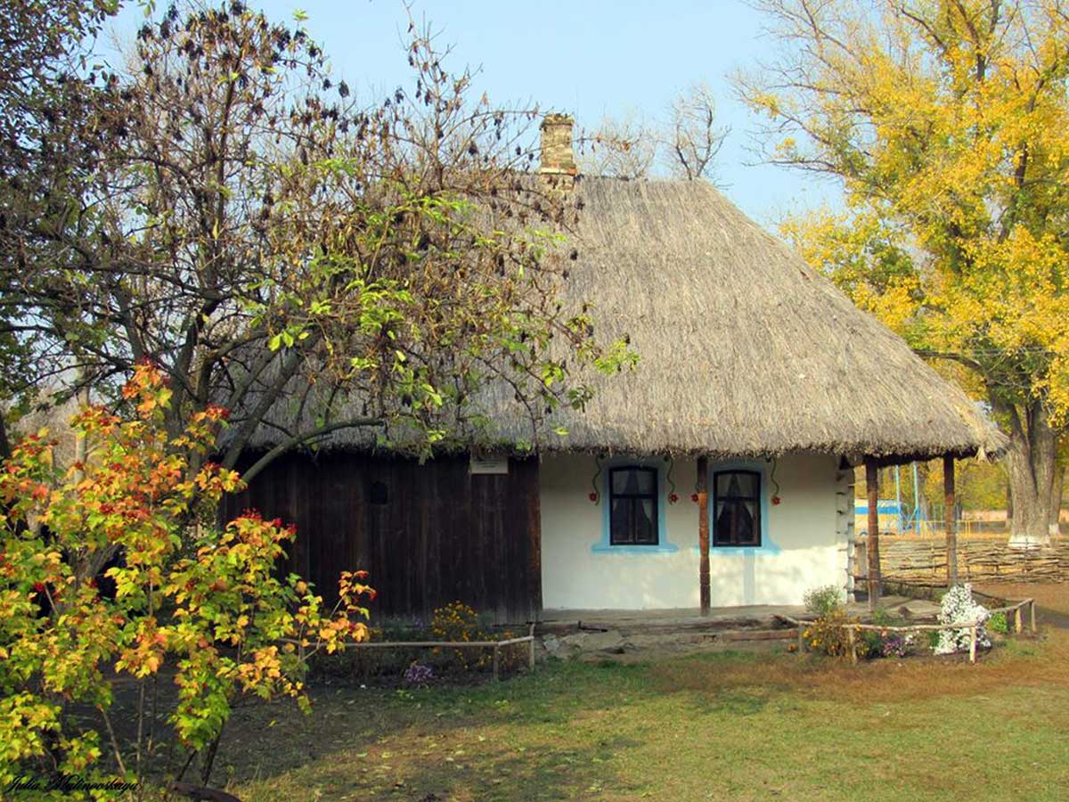 Још један вид старе српске куће, где је кров покривен сламом. За кровни покривач су кориштени материјали из природе и то је била слама, трска, дрво и цреп (земља).
