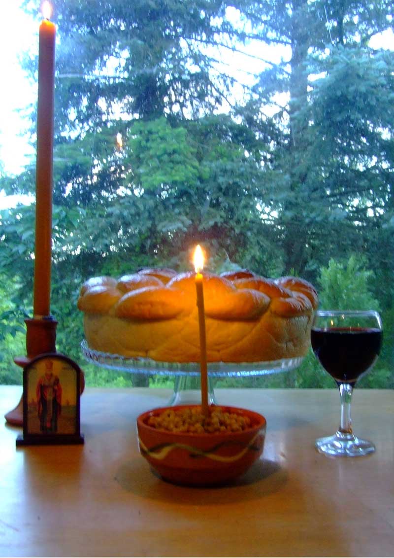 Колач, жито, свећа, вино... је оно што је обавезно на слави, све друго је више мање...