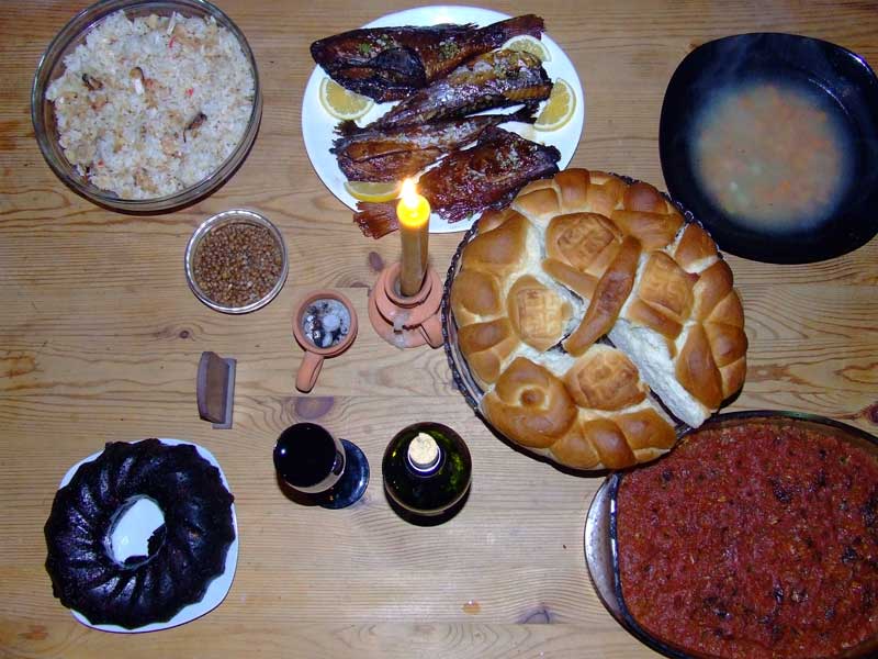 Скромна посна славска трпеза, у десном доњем углу је запечен пасуљ, омиљено јело код Срба
