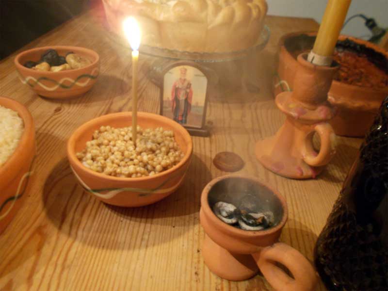 Древно издање прославе славе где је све послужено у земљаним посудама, даје неку ноту древне лепоте