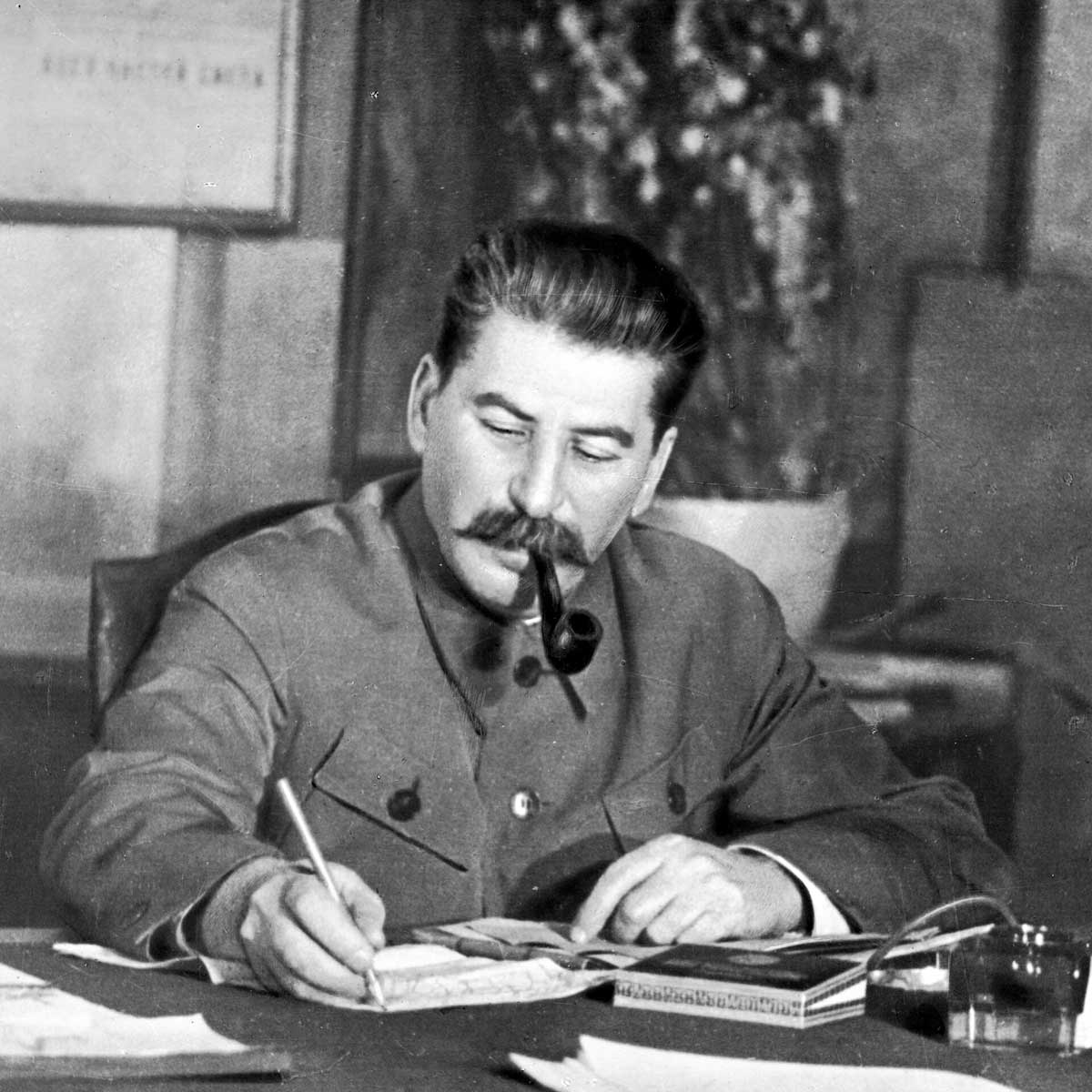 Позната фотографија Стаљина који пише за радним столом, можда не пише баш ово писмо које се овде помиње али је бар подлога за причу
