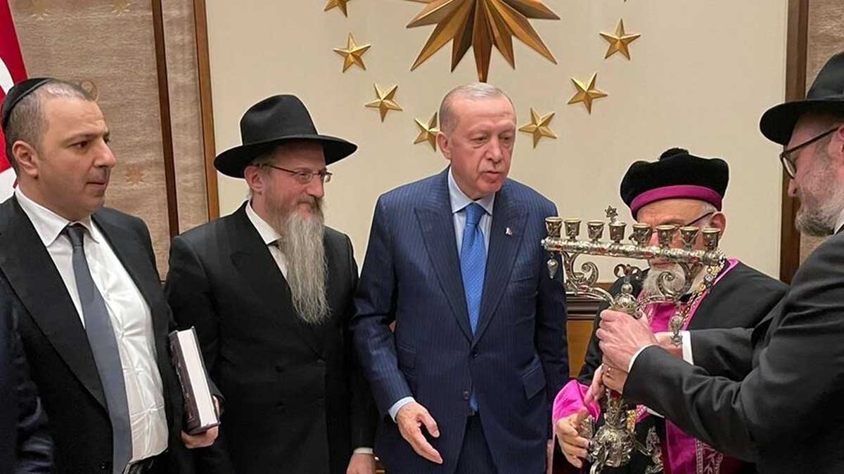 Ердоган прима на поклон Минору и то од ни од ког другог него од Берла, главног рабина за Руску Федерацију