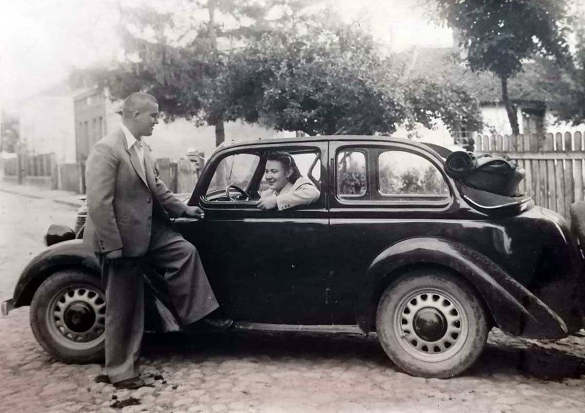 Крушевачки вуновлачар Вукоман Станковић и његова жена Добрила, позирају уз свој аутомобил Форд, година 1940