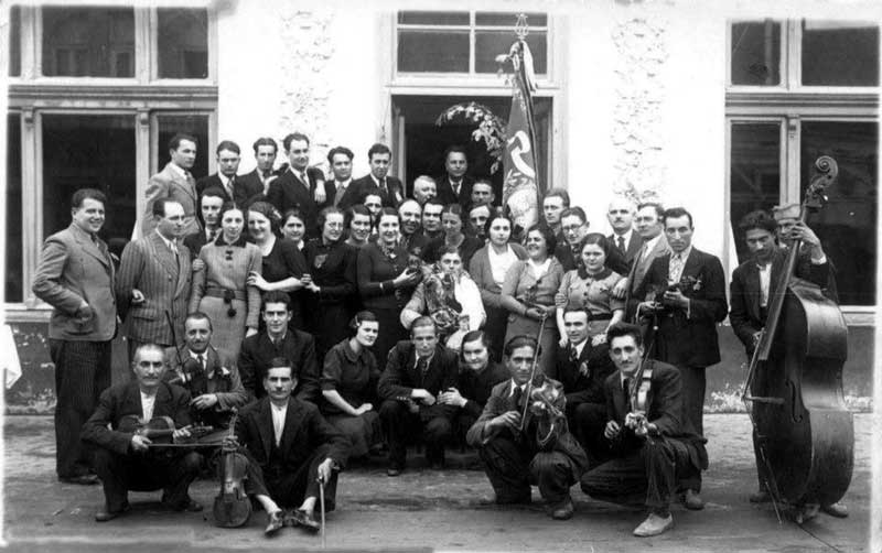 Чланови Удружења баксуза, угурсуза и намћора испред кафане "Таково" 1939. године