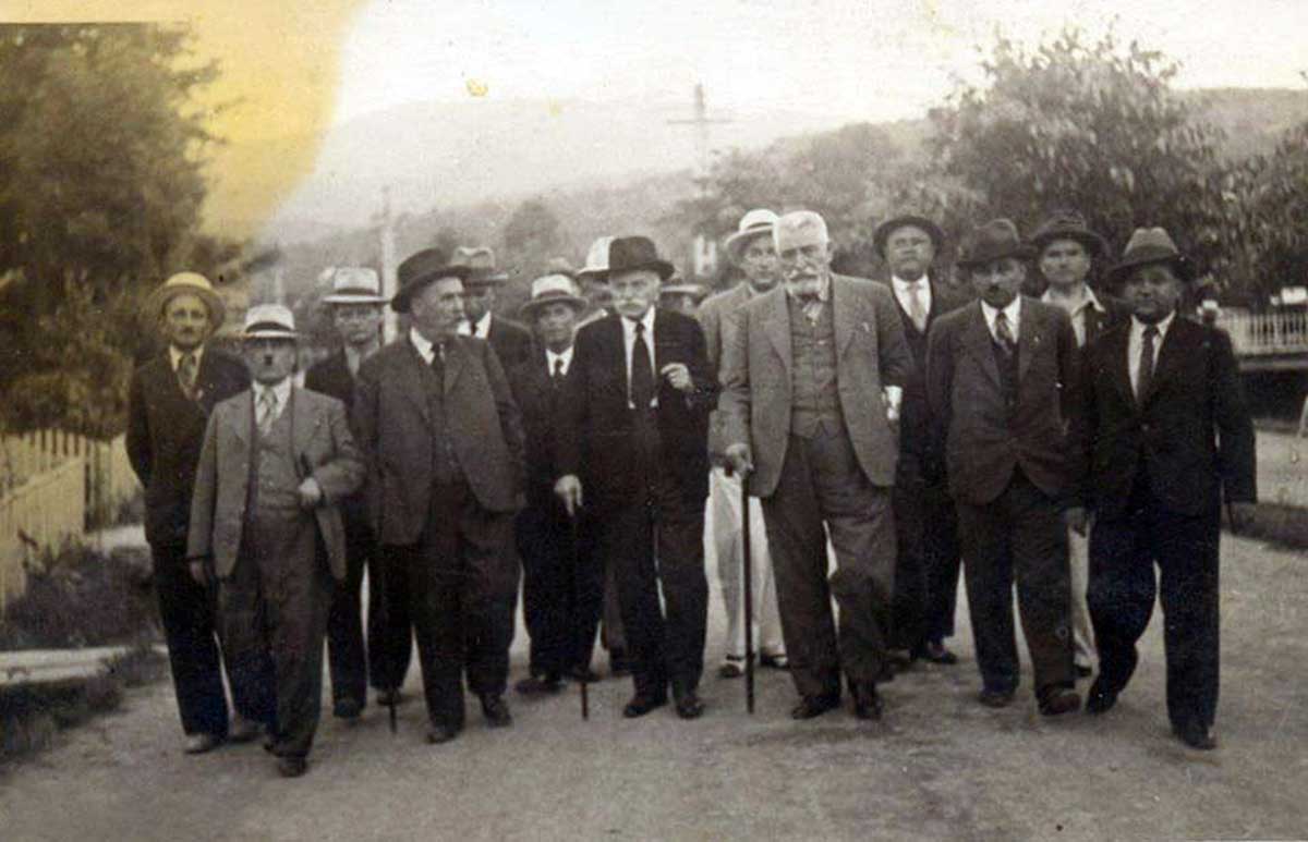 Чланови Главног одбора Радикалне странке на састанку у Врњачкој Бањи око 1936. године, на њима је приметна одећа по последњој светској моди. Фото- Мики Остојић