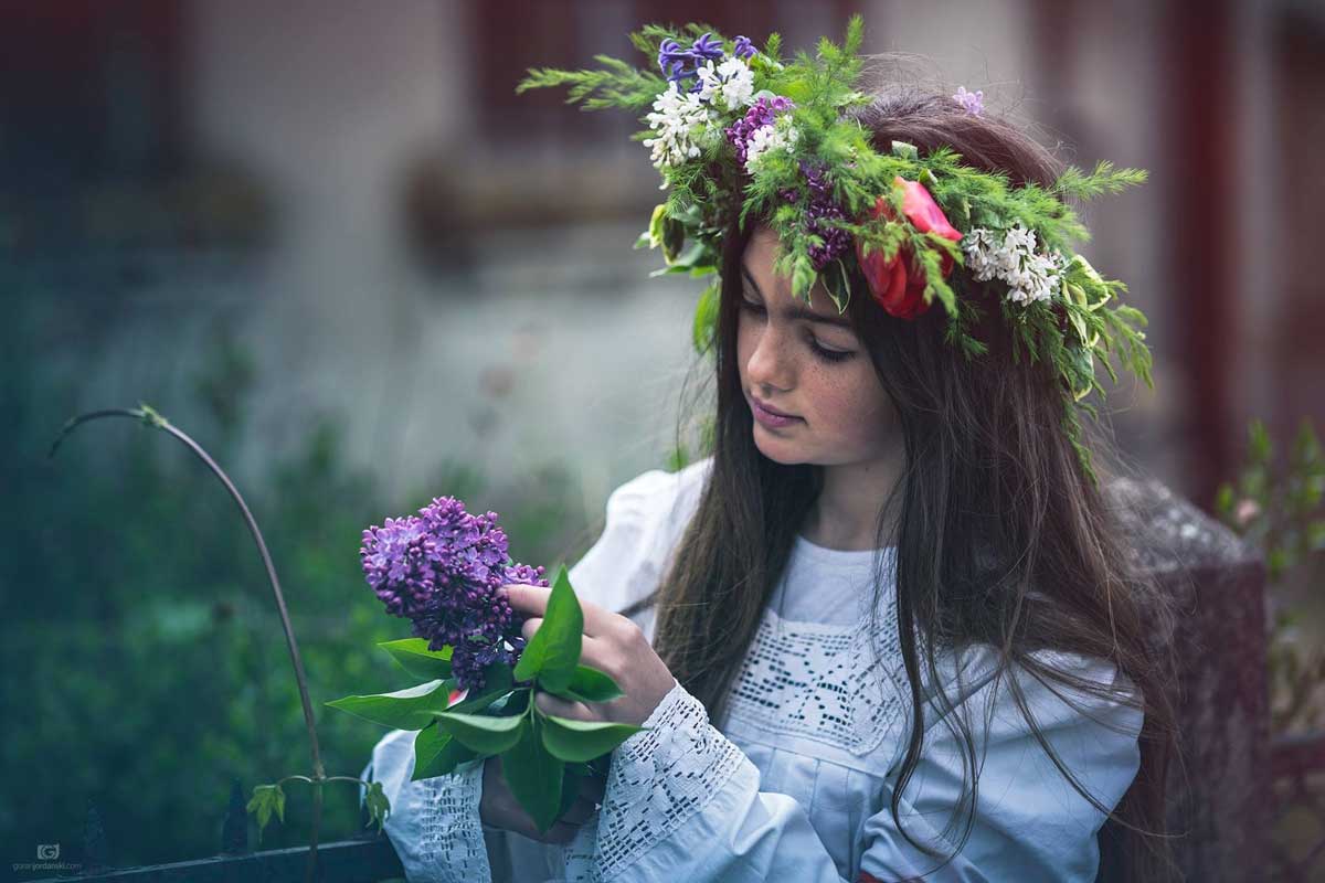 Мајстор фотографије Горан Јордански се потрудио да у његовом Лозовику оживе наши стари обичаји а што је он обележио изузетним фотографијама, као што је ова, снимљена у време Врбице у Лозовику