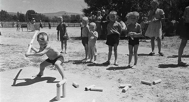 Већ кад сам ја био мали, нисмо знали да играмо клис а то су играли наши родитељи као млади. Ово на фотки није кис, друга слична игра.