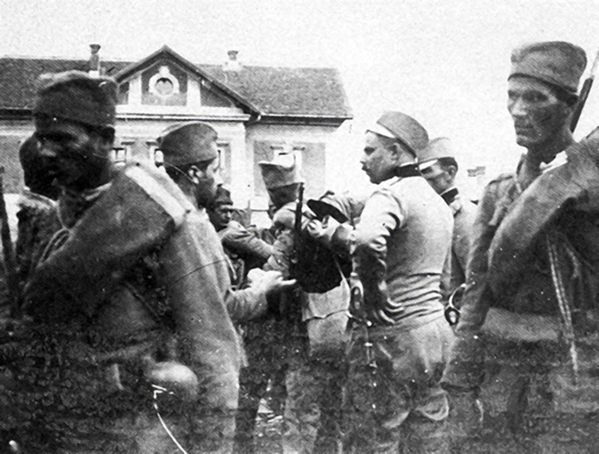 Наш јунак, мајор Гавриловић са својим вијницима на положајима на Дунаву, 1915.