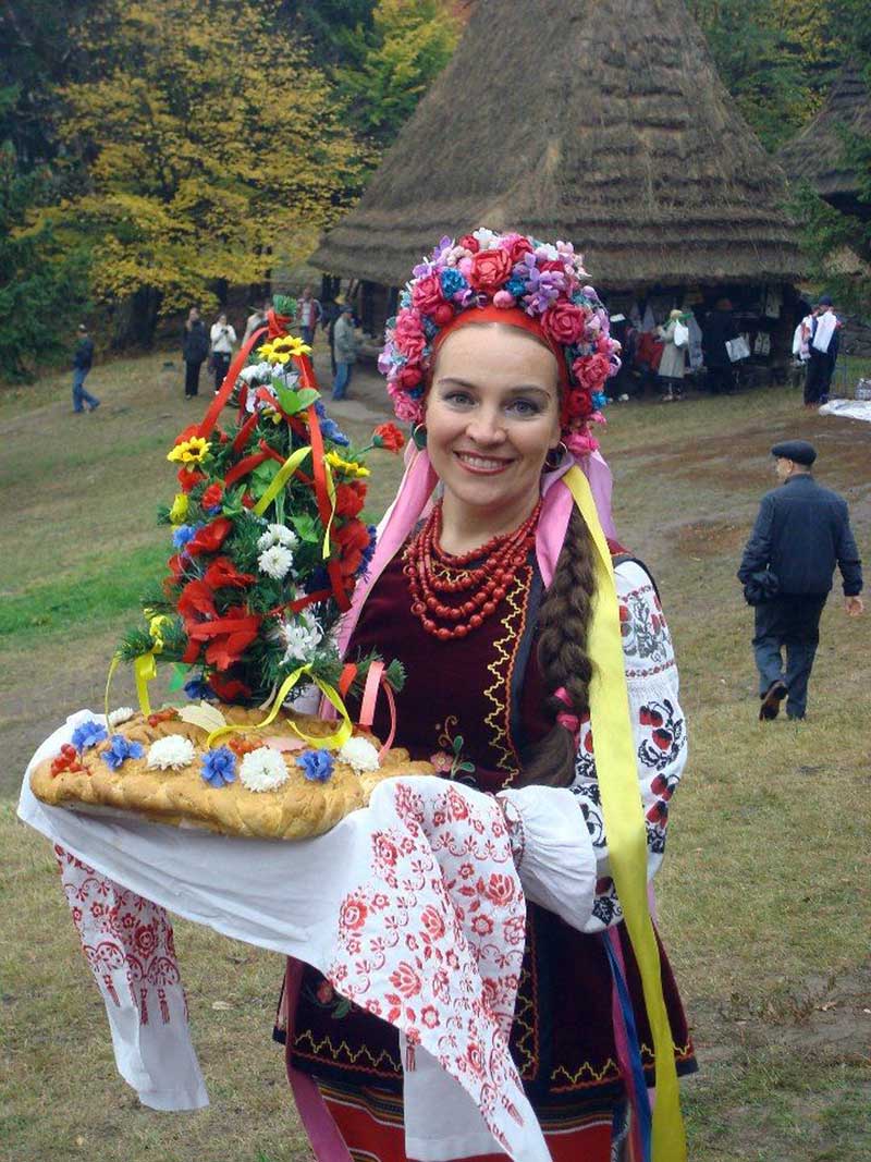 Жена из Украине се спремила да дочека госте хлебом и сољу, фотографија од пре пар година