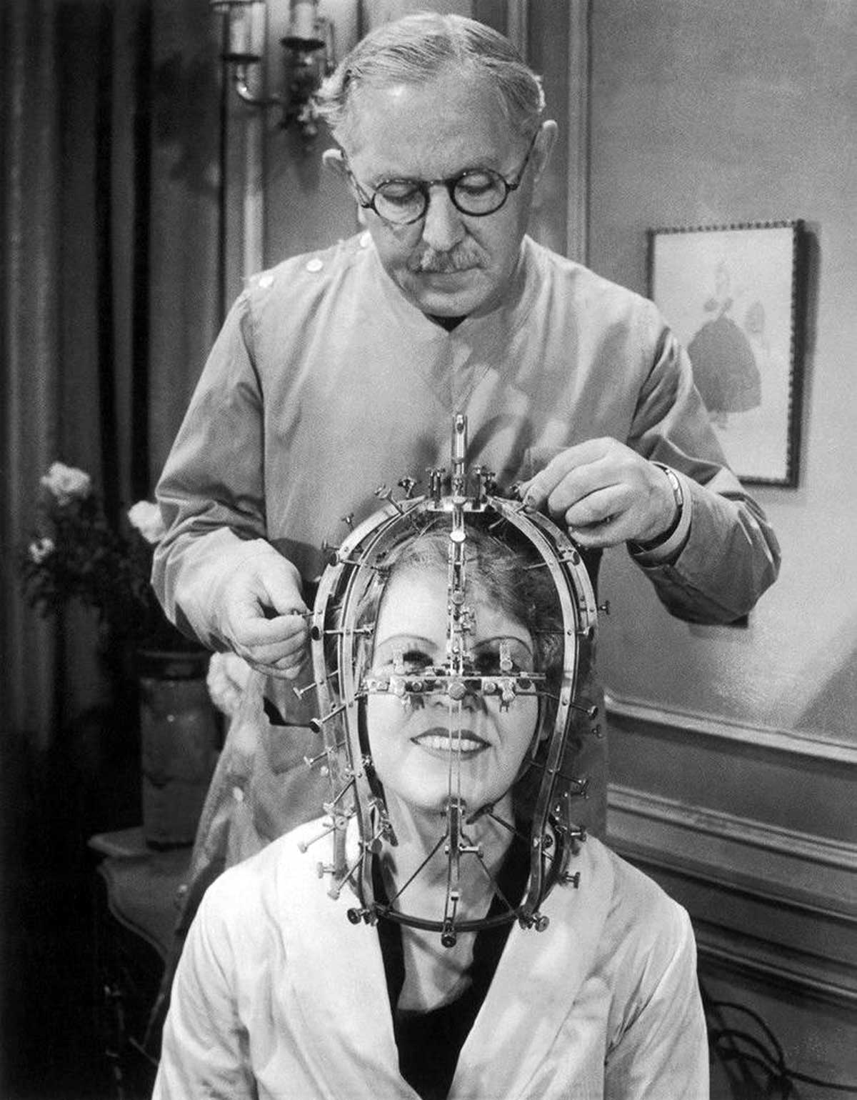 Максимилијан Факторович узима мере са глумице Мерџори Рејнолдс помоћу свог изума "микрометар лепоте", година 1934.