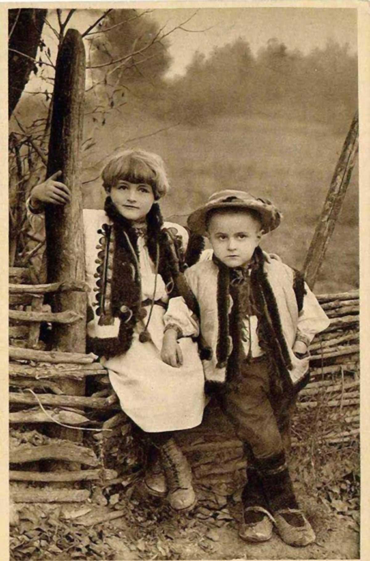 Архивска фотографија деце Хуцула, занимљиви су опанци на ногама дечака, са шиљастим и нагоре повијеним крајевима.