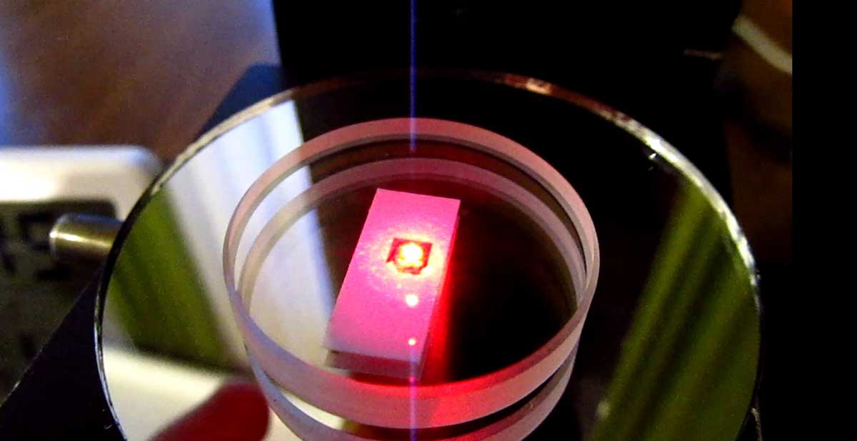 Једна од варијанта израде холограмске матрице ДНК је скенирање са фотографије али то није једини начин.