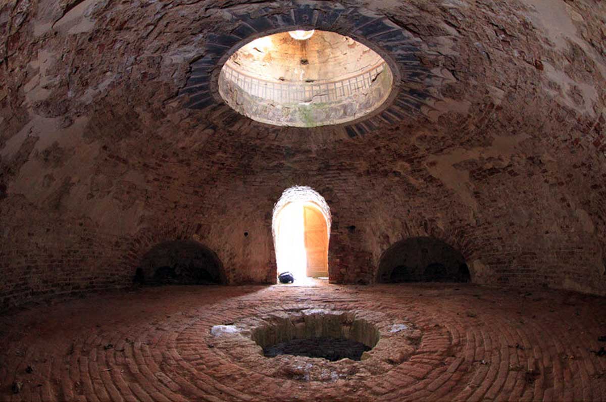 Унутрашњост пирамиде Лвова. Ово је део где се улази од напоље, отвор доле води ка доњој комори или подруму а отвор горе води у павиљон за проветравање (али и окупљање људи)