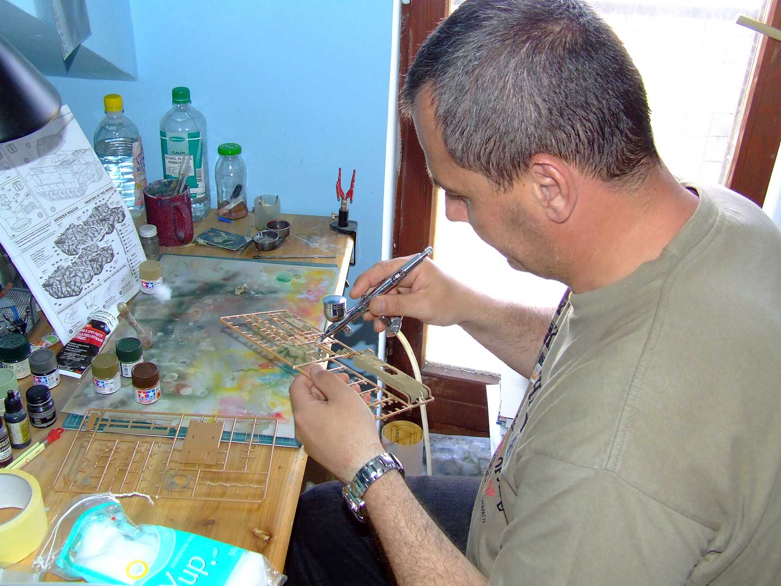 Година 2013., Дуле учи код мене како се боји макета прскалицом.