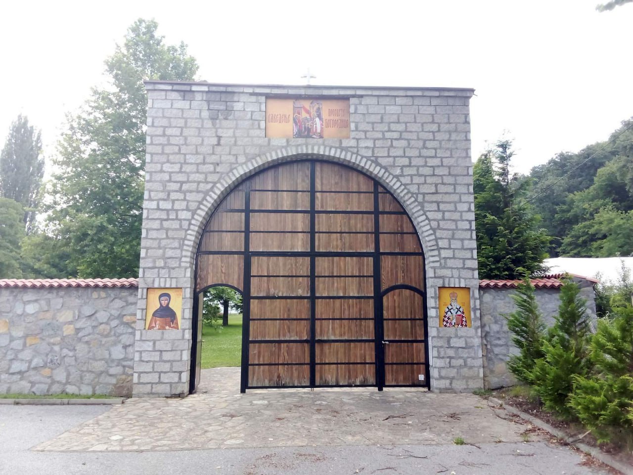 Улаз у једно од манастира у левачком крају
